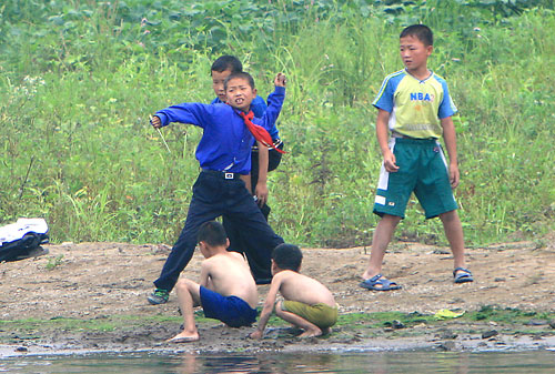 河原で石を投げて遊ぶ北朝鮮の子どもたち（本文とは関係ありません）