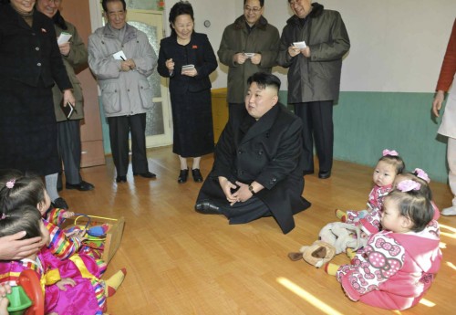 労働新聞が4日掲載した育児院、愛育院訪問当時の写真（右)と朝鮮中央TVが2012年7月に公開した京城幼稚園視察当時の写真（左)。いずれも金正恩と随行員は靴を履いたままだ。