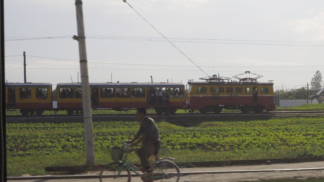 咸興市内を走る狭軌の通勤電車©Clay Gilliland