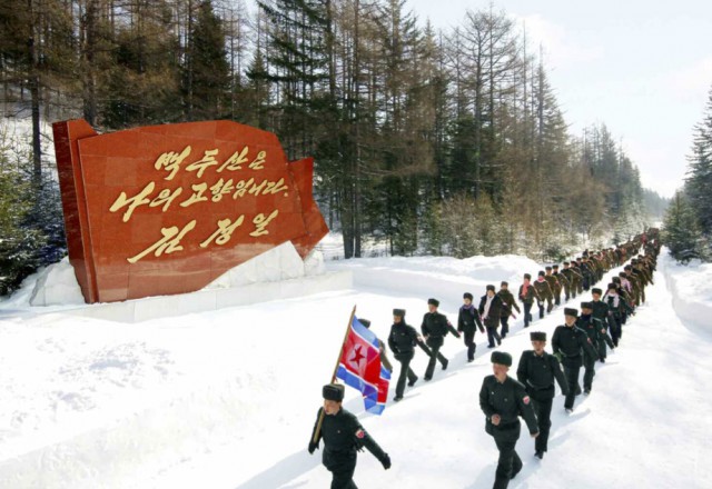 2014年12月28日付労働新聞より朝鮮人民軍が雪の行進／本文とは関係ありません。