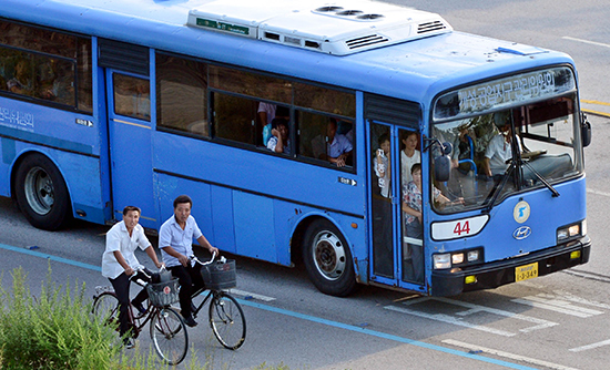 韓国製のバスで出勤する北朝鮮開城工業団地の労働者（本文とは関係ありません）