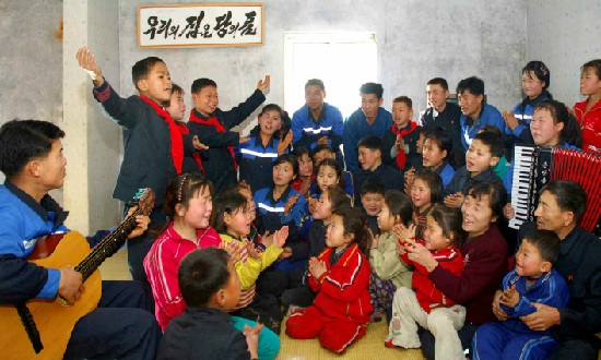 労働新聞は平安北道亀城市で55人の孤児を育てている夫婦を紹介した。（画面：労働新聞）