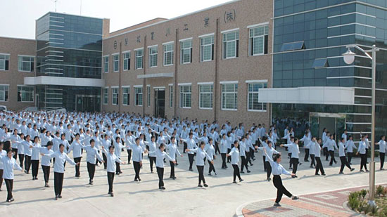 北朝鮮の開城工業団地のある企業で体操をしている女性従業員（本文とは関係ありません）
