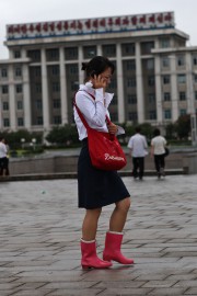 携帯電話を使う北朝鮮の女性。（本文とは関係ありません）（c)Roman Harak