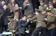 2005年3月、サッカーの国際試合で北朝鮮がイランに敗北を喫した試合で審判の判定に納得できないと保安員と揉める北朝鮮の観客。
