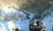 雪道を行軍する10代の若者たち（画面：朝鮮中央テレビキャプチャー）
