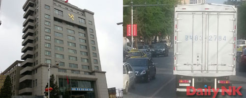 中国丹東の税関（左）丹東市内を走る北朝鮮ナンバーのトラック（右）