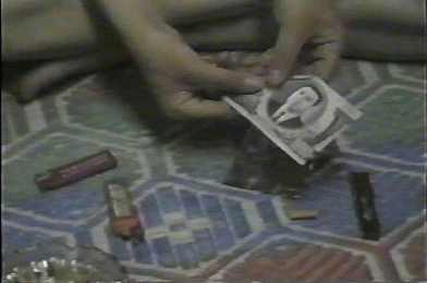 故金日成氏が描かれた紙幣でパイプをつくって覚醒剤を吸引する様子／撮影：デイリーNK
