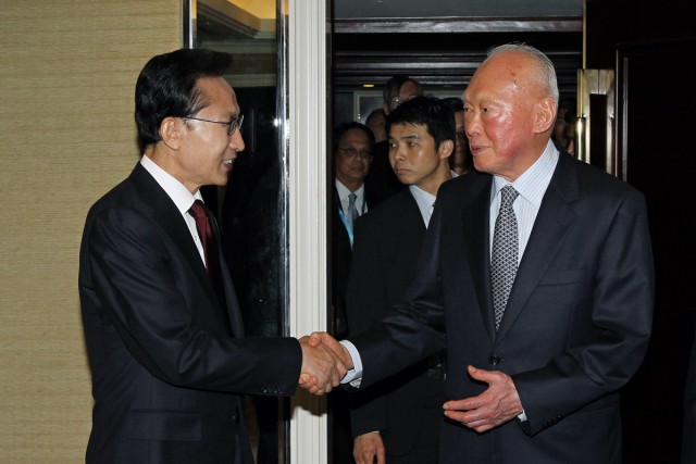 2010年6月にシンガポールを訪れた韓国の李明博大統領（当時）を故リー・クァンユー氏が迎えている。