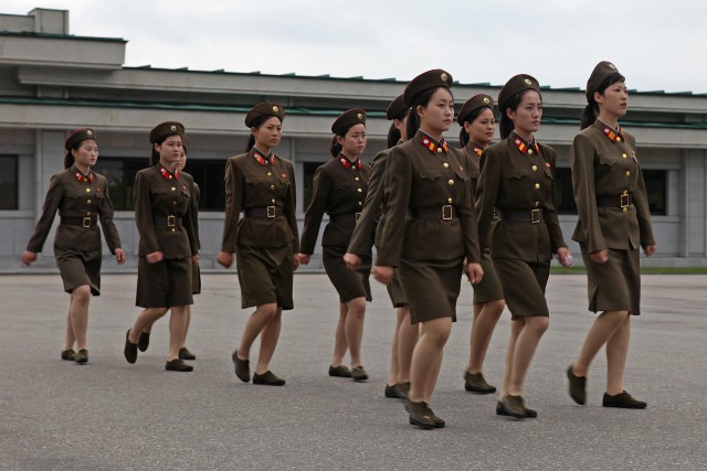 北朝鮮の女性軍人　©Roman Harak