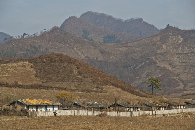軍事境界線そばの北朝鮮側の山 © RogerShepherd@HikeKorea