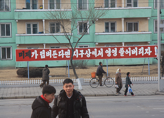 北朝鮮の至るところにある政治スローガンは、中国人には郷愁を誘うものだ。