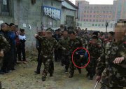 2015年3月に中国で起きた、脱走した朝鮮人民軍兵士による人質事件で、犯人の兵士が中国当局により連行されている（デイリーNK）