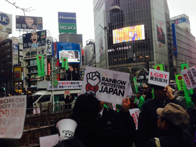 渋谷駅ハチ公前で開かれた頑張れ日本の反同性愛街宣に反対する人々