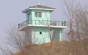 中朝国境の鴨緑江沿いの国境哨所