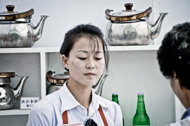 平壌のお茶屋の女性店員　©Matt Paish