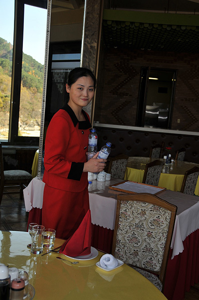 ホテルのレストランの女性店員 （画像：qwert963852）