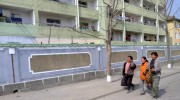 ソーラーパネルが設置された家が目立つ北朝鮮の地方都市