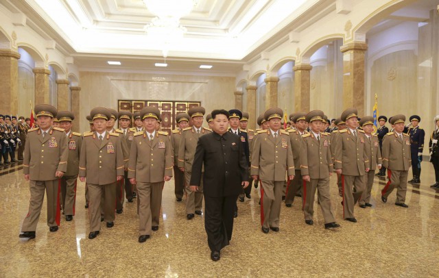 朝鮮人民軍指揮官達と錦繍山太陽宮殿を参拝する金正恩氏／2015年4月15日付労働新聞