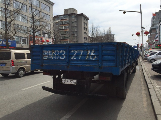 中国の丹東市内を走る北朝鮮平安北道ナンバーのトラック