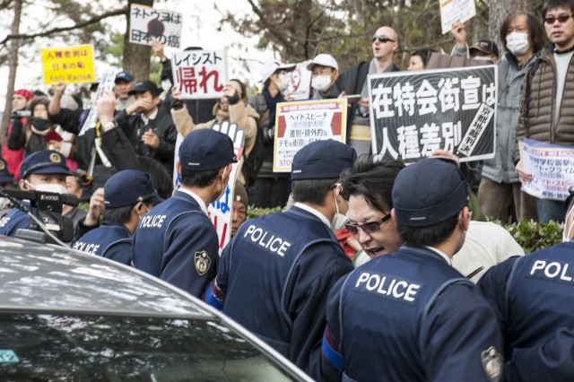 2014年12月、京都朝鮮学校襲撃事件「5周年」と称して行われたヘイトデモに抗議しているカウンター参加者　（撮影：島崎ろでぃ）