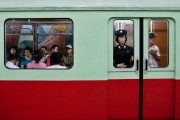 平壌地下鉄の女性駅員　©Matt Paish