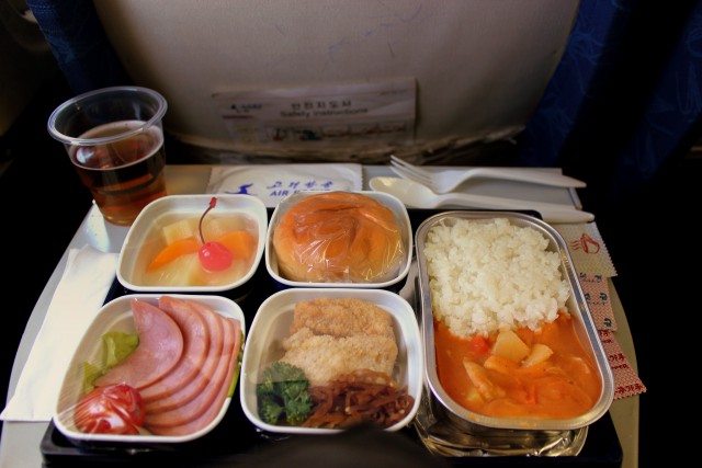 改善後のものと思われる高麗航空の機内食　©calflier001