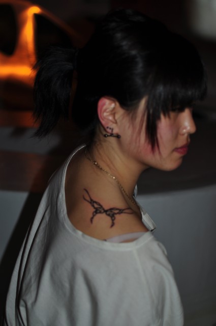 肩にタトゥーを入れた韓国人女性。韓国でもタトゥーを入れている人はほとんど見かけない。©Jordi Sanchez Teruel