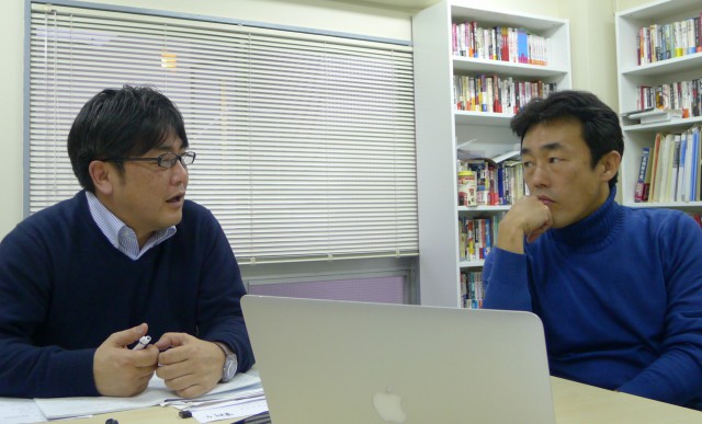 ジャーナジャーナリストの安田浩一さん（左）とデイリーNKジャパン編集長の高英起（右）