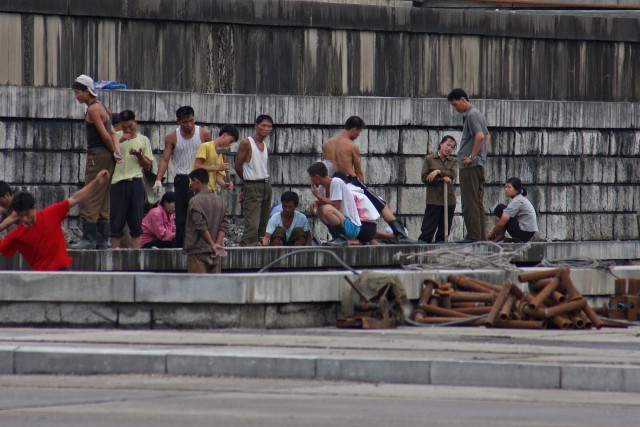 大同江の河原で働く人々（本文とは関係ありません) ©Roman Harak