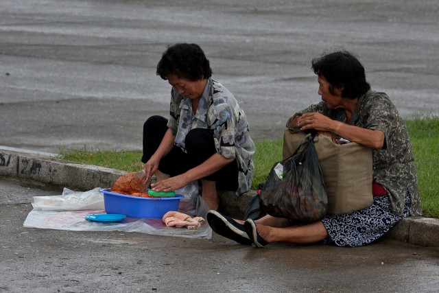 道端でキムチを売る女性たち©Roman Harak