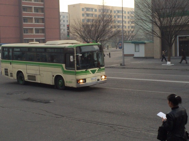 平壌市内の高麗ホテル前を走る、元大阪市営バスの車両（画像：読者提供）