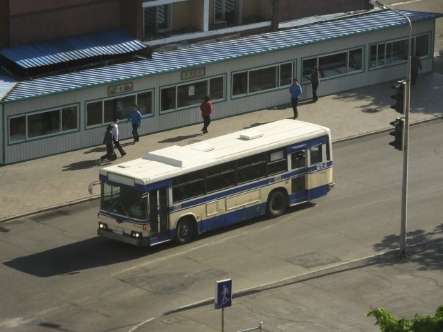 平壌市内の高麗ホテル前を走る、かつて阪神バスで使用されていた車両／西船junctionどっと混む提供