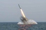 潜水艦発射型弾道ミサイルの試射の様子／2015年5月9日付労働新聞より