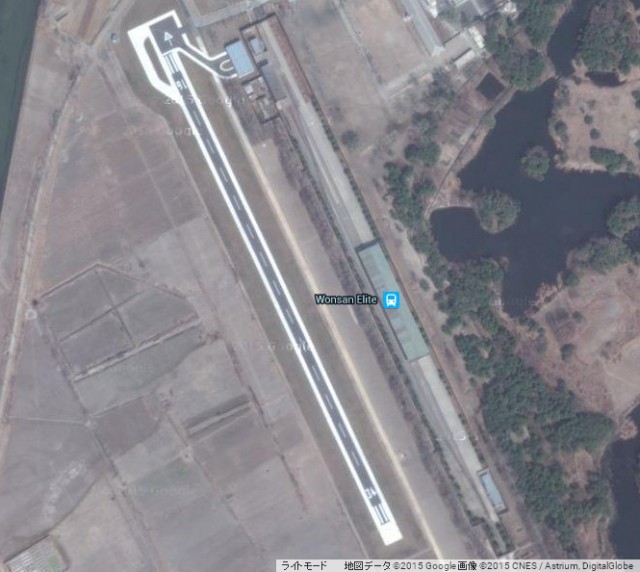 金正恩氏別荘専用の滑走路、ヘリポート（北端）、駅（右）　（画像：Google map)