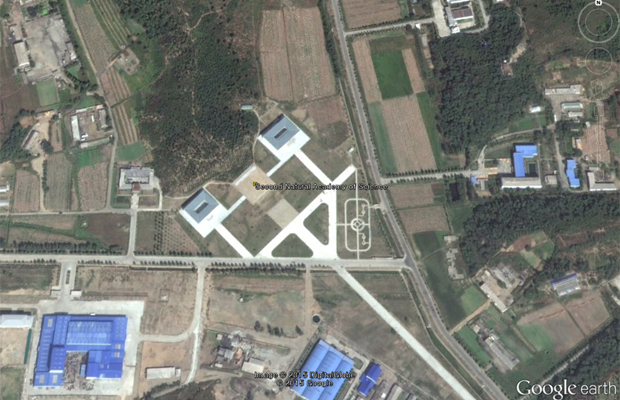 平壌市龍城（リョンソン）区域の第2自然科学院の敷地内の銅像建設予定地。（画像：Google Earth/RFA）