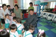 2014年の国際児童節に平壌愛育院を訪れた金正恩氏（画像：労働新聞キャプチャー）