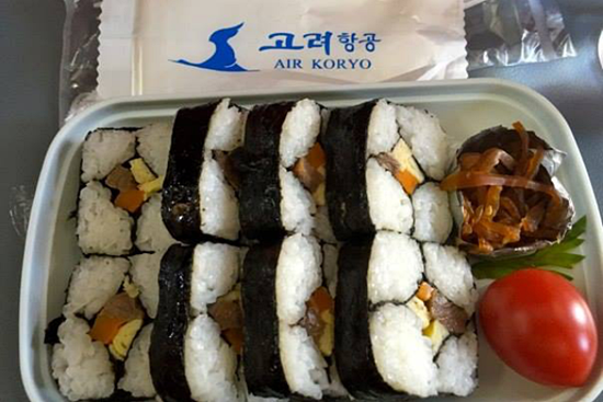 高麗航空のFacebookページに紹介された機内食のキムパプ（海苔巻き）の画像。（画像：高麗航空）