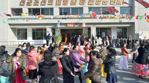投票所の前で踊る人々。（画像：朝鮮中央通信）