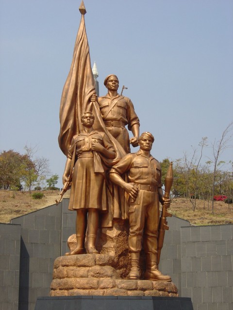 ジンバブエ国立墓地の銅像（画像：Gary Bembridge）