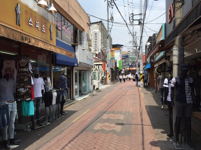 服屋、カフェ、レストランが渾然一体となった大邱市内中心部（画像：読者提供）