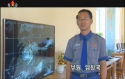朝鮮中央テレビに出演して台風警報を伝える北朝鮮気象水分局の予報官。（画像：朝鮮中央テレビキャプチャー）