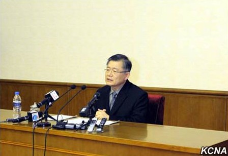 7月30日に行われた記者会見で発言するヒョンス・リム氏／朝鮮中央通信