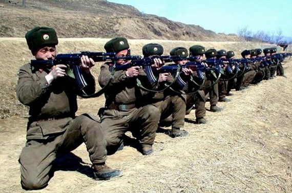 アサルトライフルを構える朝鮮人民軍兵士たち（参考写真）