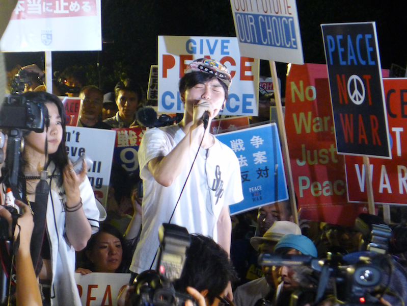 国会前で抗議の声をあげるSEALDsの若者（15日、東京永田町で）