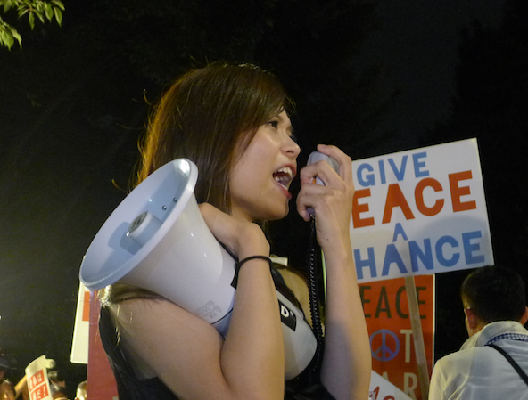 国会前で抗議の声をあげるSEALDsの若者（15日、東京永田町で）
