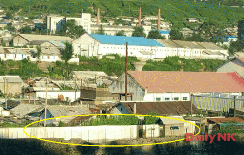 8月中旬の北朝鮮の恵山市。国境警備哨所の前には脱北防止用の白い壁（黄色い丸）が作られている。（画像：デイリーNK取材班）