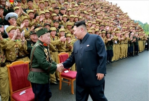 第4回全国老兵大会に参加した老兵と握手する金正恩氏（画像：朝鮮中央テレビキャプチャー）