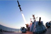 新型ミサイルを試射する北朝鮮海軍の艦艇（朝鮮中央通信）