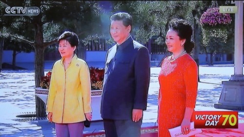抗日戦争勝利70周年記念式典に出席した朴槿恵大統領と習近平夫妻